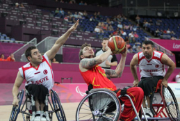 Algunos jugadores del equipo de baloncesto espa�ol en silla de ruedas en la cancha
