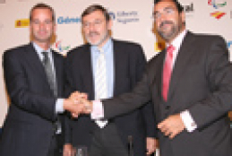Luis Bonell, Jaime Lissavetzky y Miguel Carballeda juntan sus manos tras la firma