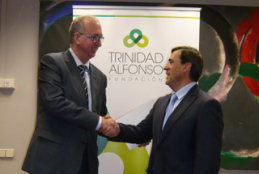 Juan Miguel G�mez (F. Trinidad Alfonso) y Alberto Jofre (CPE) durante la firma del convenio