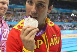 Enrique Floriano con su medalla en 400 metros libre