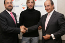Miguel Carballeda, Roberto Alcaide y Juan Manuel Gonz&#225;lez Serna se saludan tras la firma