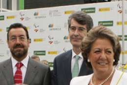 Rita Berber&#225;, Miguel Carballeda y Fernando Becker, durante el acto de entrga