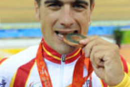 C�esar Neira con la medalla de bronce.