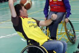 Pedro Delgado y Alfredo Urdaci se disputan un bal&#243;n durante la exhibici&#243;n de baloncesto en silla de ruedas