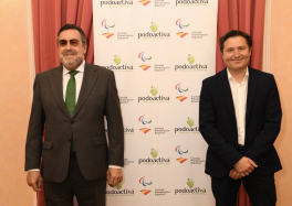Miguel Carballeda, presidente del CPE, y Víctor Alfaro, director general de Podoactiva, en el acto de firma