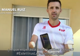 José Manuel Ruiz, mostrando su móvil con la aplicación Radar COVID