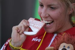 Elena Congost muerde su medalla de bronce de los 1.500 metros en el Mundial de Lyon 2013