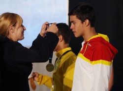 Israel Oliver recibe su medalla de oro en los 400 metros libre (S11), del Campeonato del Mundo de Natacin Paralmpica en Montreal, Canad.