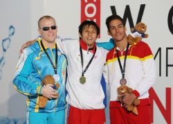 Israel Oliver con la medalla de bronce de los 100 metros braza (SB11), del Campeonato del Mundo de Natacin Paralmpica en Montreal, Canad.