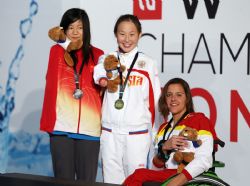 Julia Castell con la medalla de bronce de los 100 metros espalda (S6), del Campeonato del Mundo de Natacin Paralmpica en Montreal, Canad.