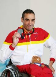 Miguel Luque con la medalla de plata de los 50 metros braza (SB3), del Campeonato del Mundo de Natacin Paralmpica en Montreal, Canad.