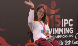 Jlia Castell con su medalla de bronce del 100m braza sb5