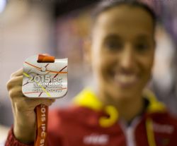 Teresa Perales muestra su medalla
