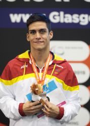 Israel Oliver con su medalla de plata