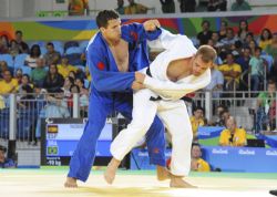 El judoka sevillano Abel Vzquez intenta una maniobra con el brasileo Arthur Cavalcante durante el combate que les enfrent en la primera fonda de la competicin paralmpica de judo hasta 90 kilos