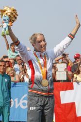 Elena Congost celebra el triunfo en el maratn donde consigui la medalla de oro y adems obtuvo su mejor marca personal