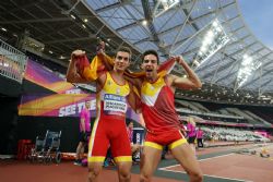 Gerard Descarrega y Marcos Blanquio ganan la medalla de oro en 400 metros T11 durante el Campeonato del Mundo de Atletismo Paralmpico de Londres.