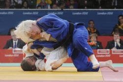 Marta Arce, luchando contra la judoka finlandesa Paivi Tolppanen.