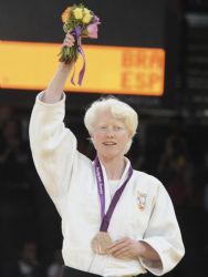 Marta Arce, celebrando su medalla de bronce.