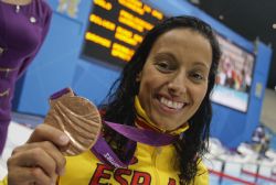 Teresa Perales, ensea su medalla de bronce.