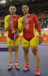Jose Enrique Porto y Jose Antonio Villanueva, celebran su medalla de bronce.