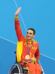 Miguel Luque con la medalla de plata en los 50 metros braza