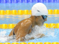 Michelle Alonso nadando los 100 metros braza.