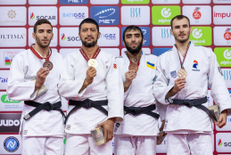 Sergio Ibáñez en el pódium con la medalla de plata de Bakú