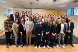 Foto de familia con todos los patrocinadores, integrantes del CPE y deportistas