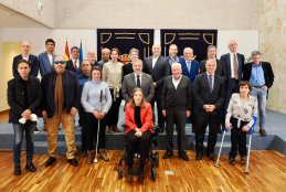 Deportistas paralímpicos recibiendo la medalla de Oro de las Cortes de Castilla y León